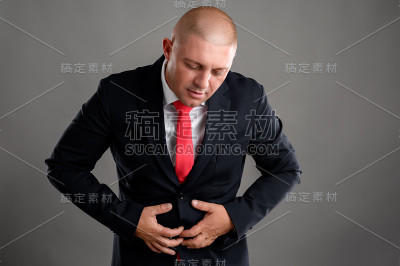 穿着黑色西装的商人肚子痛