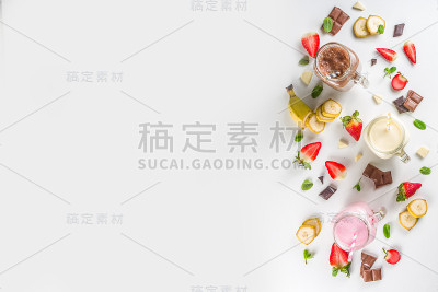 一套彩色奶昔或冰沙
