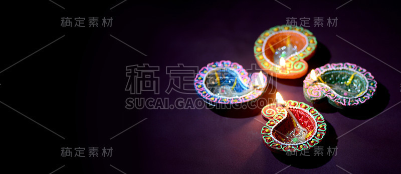 粘土灯盏在排灯节庆祝期间点燃。问候卡设计印度的光节日称为排灯节