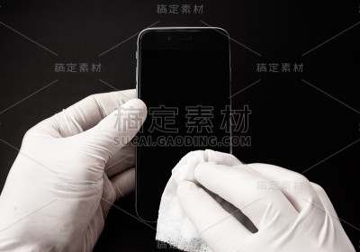 手带白手套清洁手机
