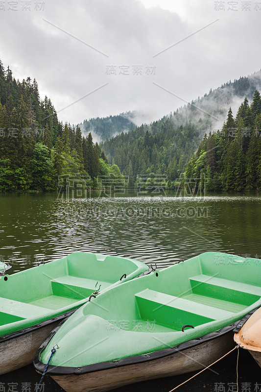 山湖风光，拉库湖或红湖与船靠近岸边，喀尔巴阡东部，罗马尼亚，自然景观背景