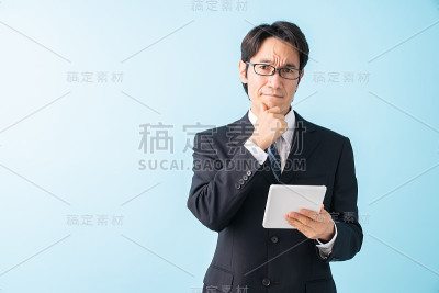 中年商人在电话里说，