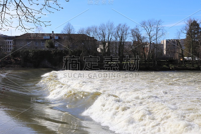 杜布斯河在城市Besançon