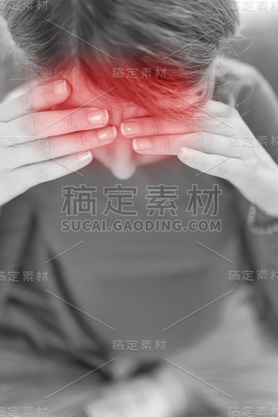 怀孕疲惫疲惫的女人在家里的沙发上，生病了。
