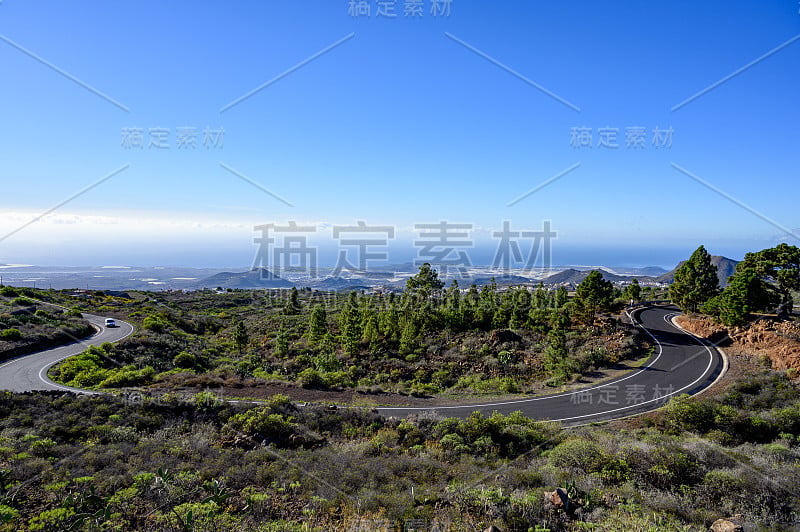 在西班牙加那利的特内里费岛泰德火山上开车