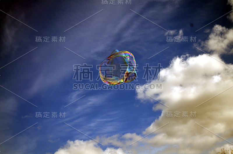 蓝天背景上的肥皂泡