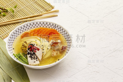 韩式面汤，熏鸡和蔬菜。辛辣的健康菜肴。白色腻子纹理背景