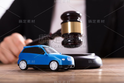 一辆蓝色小车的特写