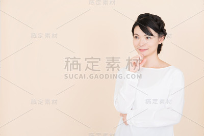年轻女子的微笑