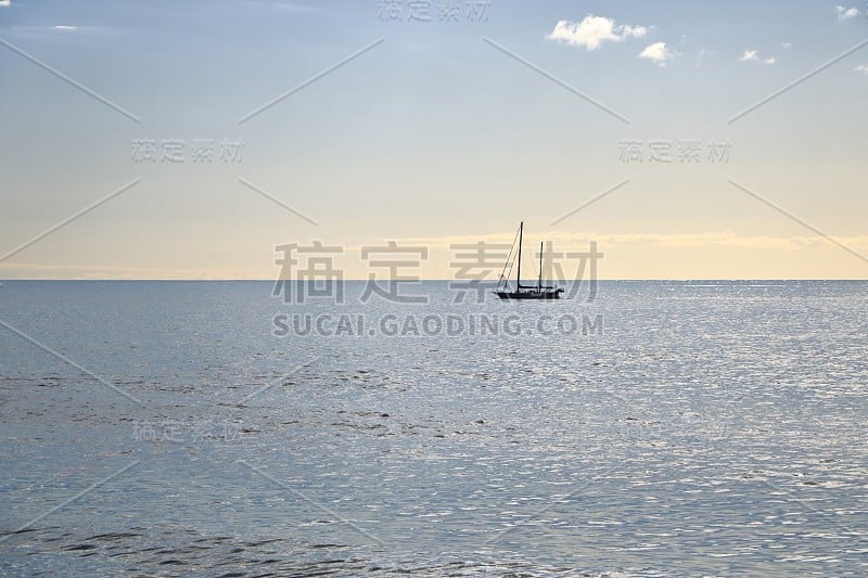 帆船在海上的傍晚阳光下，奢华的夏日冒险