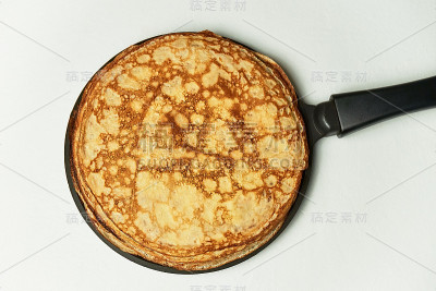白底煎锅上自制的俄罗斯煎饼。前视图。