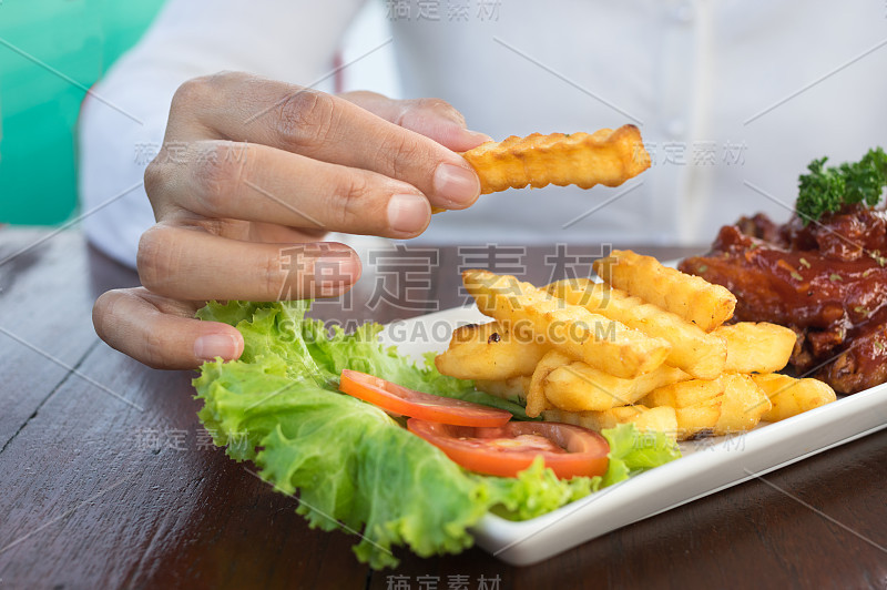女孩在吃薯条薯条。