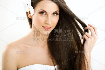 长头发美女的肖像。
