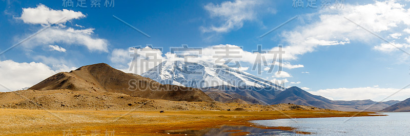 白雪皑皑的木兹塔格阿塔山全景(中国新疆)