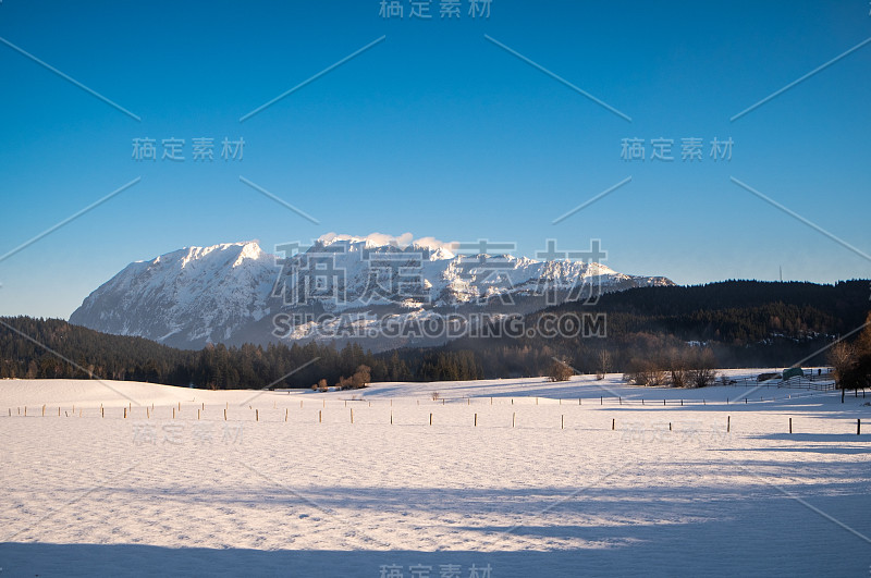 在一个阳光明媚的冬日里，格林、沙坦斯皮茨、斯坦费尔德斯皮茨雪山