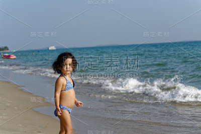 夏天沙滩上的小女孩