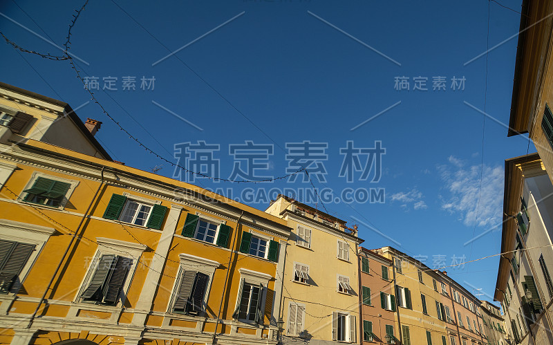 萨尔扎那附近的一个小镇