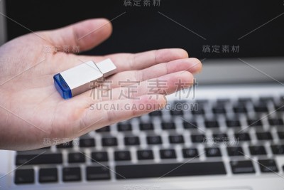 男人手里拿着USB闪存