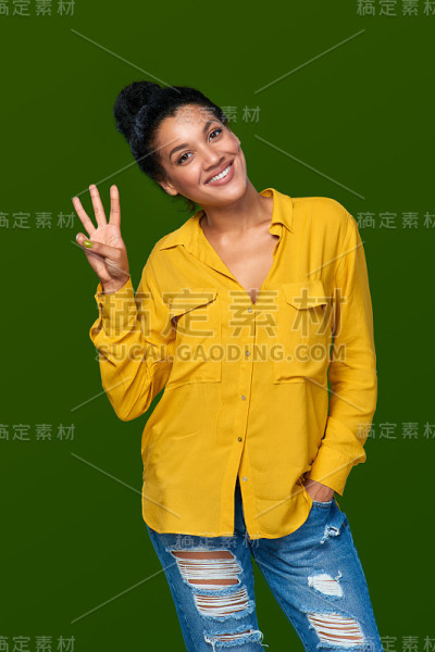 女子伸出三根手指