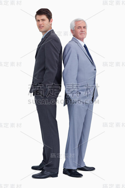 商人和他的导师背靠背站着