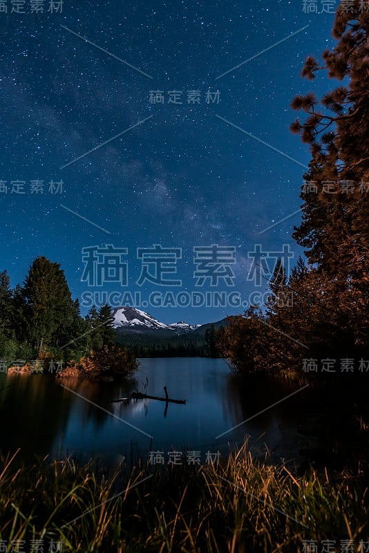 曼萨尼塔湖上的星星和银河