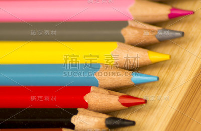 木制背景上的彩色铅笔