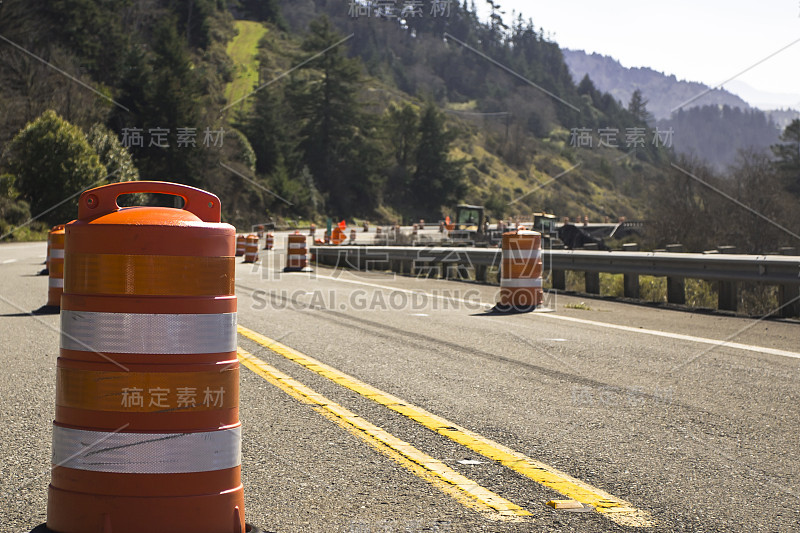 高速公路沿线的道路警告标志