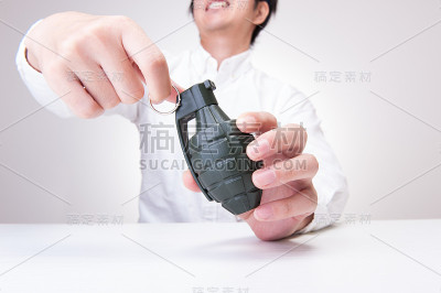 手榴弹和男人