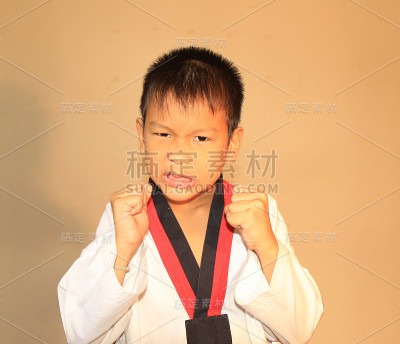 男孩打架