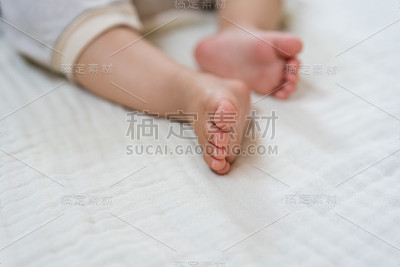 靠近睡着的婴儿的脚