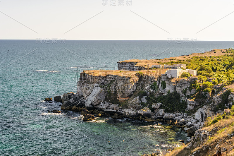 大海里有高高的悬崖和岩石