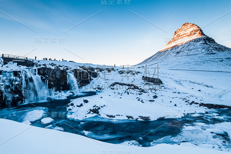 Kirkjufell是冰岛北部海岸的一座高山，冬天下雪时的景色