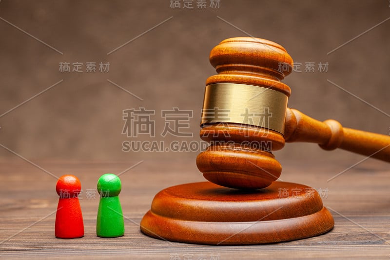 两名当事人被指控，一名检察官在法庭上解决了纠纷。两个人和法官一起敲木槌