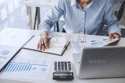 专业的工作，商务女性工作和分析笔记本电脑与计算统计的财务文件数据图的新项目的业务战略和市场增长在工作