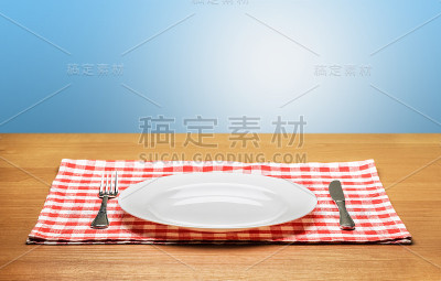 盘子里。