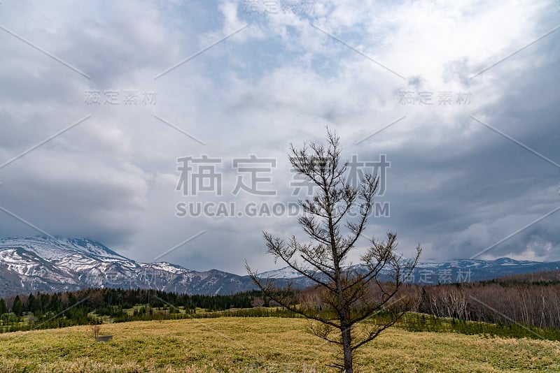 自然风光，连绵的山脉和林地