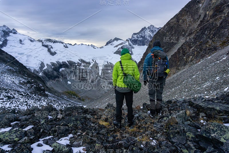 爱冒险的朋友们在美丽的加拿大山景徒步旅行