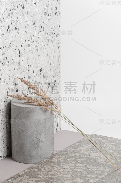 各种建筑装饰材料和干燥植物的创意组合。