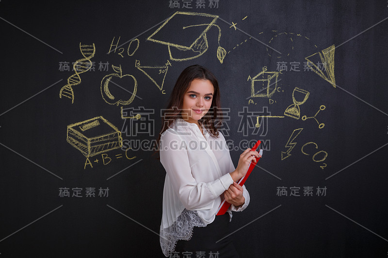 一个女孩拿着马克笔和文件夹，站在一个白板旁边，上面有一幅科学图片。