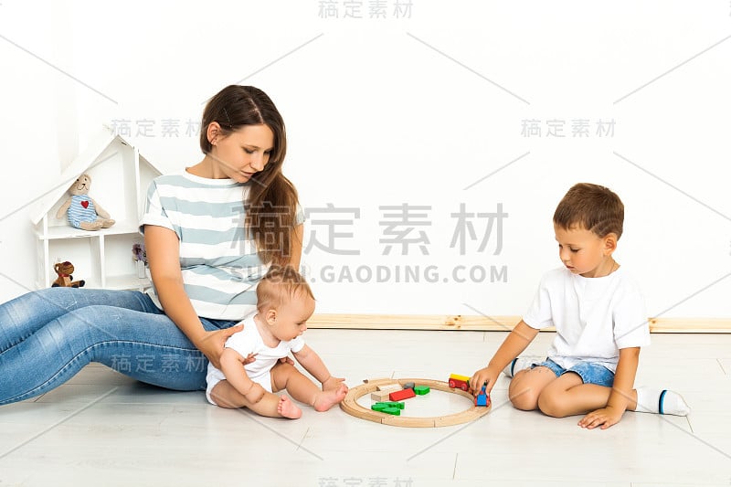 妈妈和孩子们在室内玩游戏