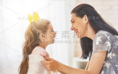 母亲和女儿玩耍和拥抱