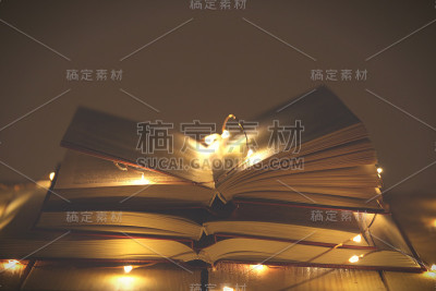打开书页的书和花环的灯