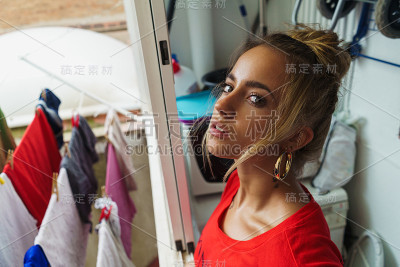 阳台上的美女肖像