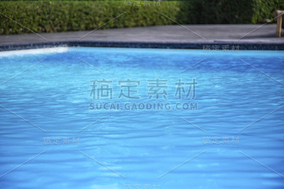夏季，旅游，在酒店度假泳池