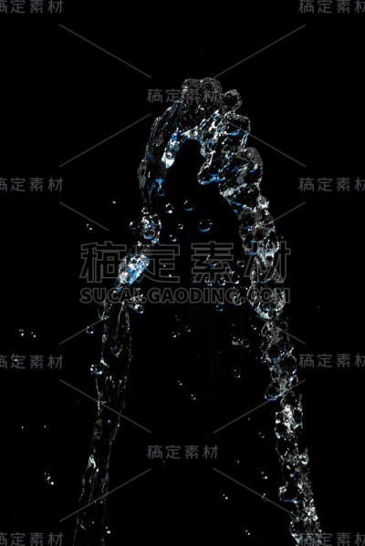 水溅在黑色的背景上