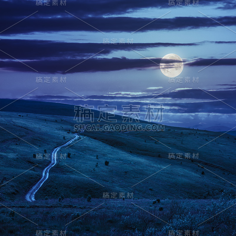 晚上穿过山坡上的草地