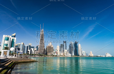 在卡塔尔的多哈，从海的另一边可以看到城市中心和摩天大楼