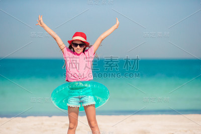 可爱的小女孩在海滩上过暑假