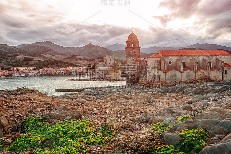 Collioure。法国。法国地中海朱砂海岸的一部分。美丽的色彩城市在背光。