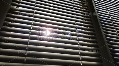 室外阳光。黑暗房间中百叶窗紧闭的窗户